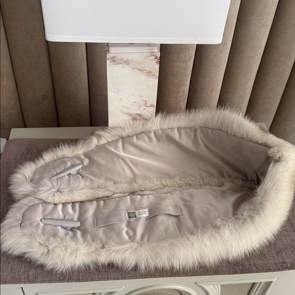Sold / SAGA FOX FUR STOLE WRAP - Picture 10 of 16